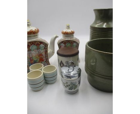 An assorted collection of china including Royal Worcester, Sadler tea collection and Egersund, Norway.