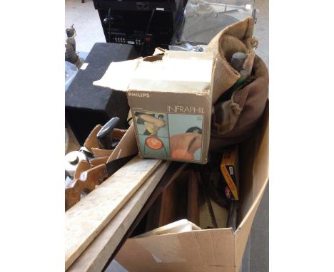 A BOX OF VARIOUS TOOLS AND A HEAT LAMP
