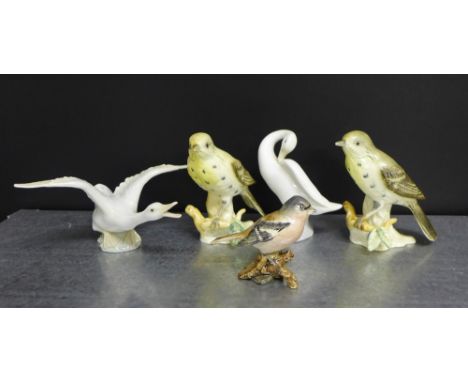 A collection of five bird figures to include a Beswick chaffinch No.991 and two Lladro geese together with a pair of continen