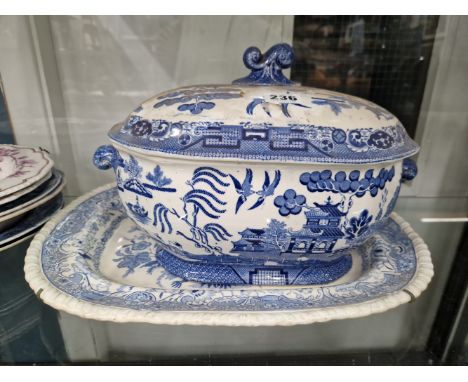 A WILLOW PATTERN SOUP TUREEN AND COVER, A BLUE AND WHITE PLATTER, TWO BLUE AND WHITE SOUP PLATES AND MEAT PLATES BY SPODE,  R