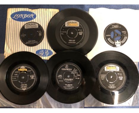 SOUL - 6 x 7" SINGLE RECORDS INCLUDING: LAVERN BAKER - BUMBLE BEE, LONDON HLK-9252, BOOKER T & THE MGS - GREEN ONIONS, LONDON