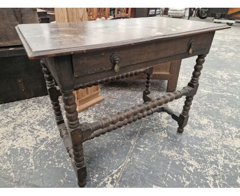 AN OAK SIDE TABLE WITH A SINGLE DRAWER ABOVE THE FOUR BOBBIN TURNED LEGS