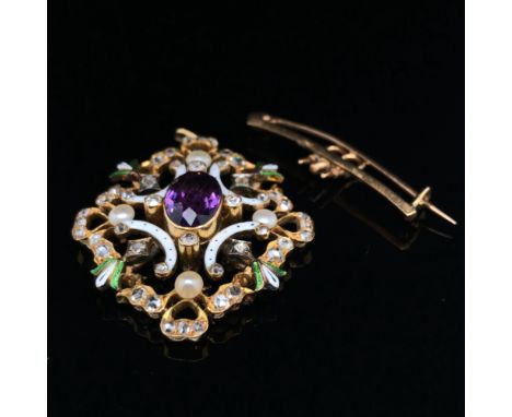 AN ANTIQUE SUFFRAGETTE PENDANT / BROOCH IN A FITTED CASE. THE PENDANT SET WITH AN OVAL CUT CENTRAL AMETHYST SURROUNDED BY SWA