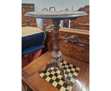A VICTORIAN MAHOGANY TRIPOD TABLE, THE CIRCULAR TOP INLAID WITH A CHESS BOARD 