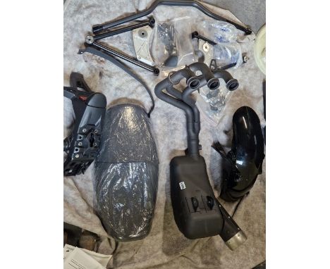 YAMAHA XSR 900 NEW / UN-USED PARTS. FULL EXHAUST SYSTEM, MUD GUARD, NUMBER PLATE HANGER, FOOT PEG HANGERS, HANDLEBARS. FULL S