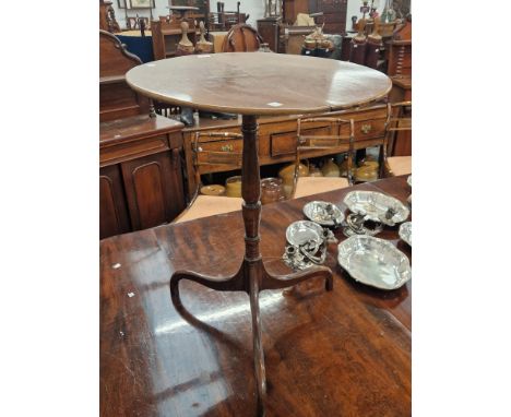 AN EARLY 19th C. MAHOGANY OVAL TOPPED TRIPOD TABLE WITH A BALUSTER COLUMN AND DOWN SWEPT LEGS