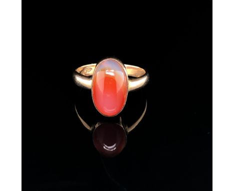 AN ANTIQUE 9ct HALLMARKED GOLD CARNEILAN OVAL CABOCHON RING. DATED 1923, BIRMINGHAM. FINGER SIZE N. WEIGHT 3.29grms.