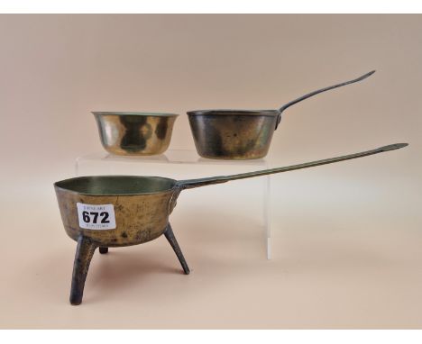 AN 18th C. BRASS TRIPOD SKILLET, A LATER BRASS SAUCEPAN TOGETHER WITH A BRASS BOWL.   Dia. 10cms.