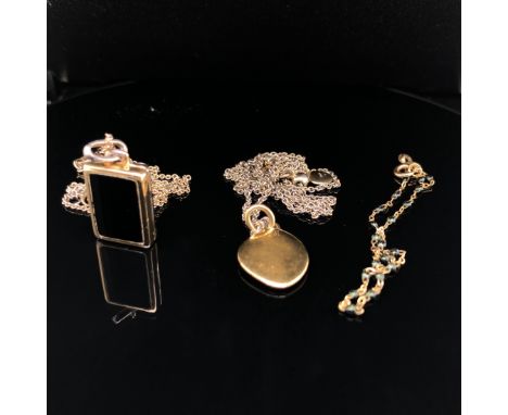 A MONICA VINADER SIREN TEARDROP PENDANT AND CHAIN TOGETHER WITH A MEJURI BLACK ONYX AND SILVER PENDANT TYPE LOCKET AND CHAIN 