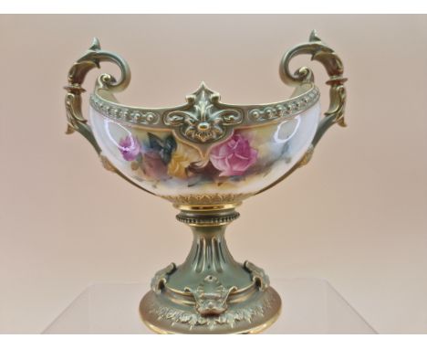 A 1908 ROYAL WORCESTER TWO HANDLED FOOTED NAVETTE SHAPED BOWL PAINTED WITH ROSES BETWEEN GILT GREEN BANDS.   H 19cms.