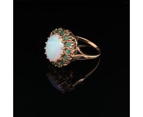 AN VINTAGE 9ct HALLMARKED GOLD OPAL AND EMERALD CLUSTER RING. DATED LONDON 1978. FINGER SIZE Q. WEIGHT 4.96grms.