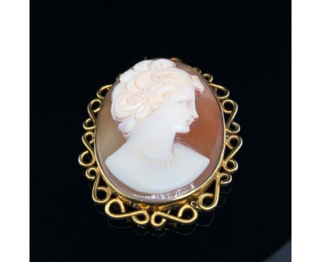 A PORTRAIT CARVED CAMEO HELD IN A 9ct STAMPED FRAME COMPLETE WITH SAFETY CHAIN. MEASUREMENTS 4.3 X 3.5cms. 