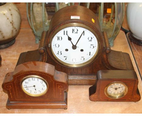 A 1920s oak cased mantel clock, the enamel dial showing Arabic numerals, having eight-day movement striking on a gong, h.30cm