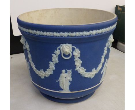 Large Wedgwood Blue dip planter with lion masks and garlands in bas-relief 20cm height 