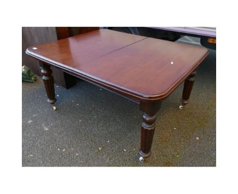 Early Victorian Extending Dining Table on turned legs with brass and ceramic castors. Height: 72.5cm Length: 140cm Width: 116