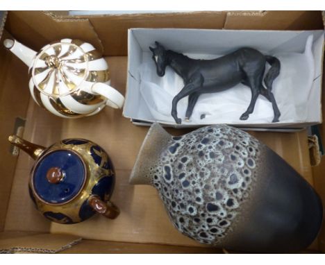 A mixed collection of ceramic items to include Sadler Mid-century gold &amp; Ivory tea pot, G&amp;S limited blue and gilt tea