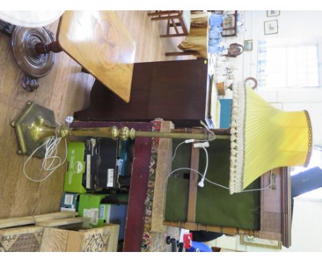 An Edwardian brass adustable standard lamp, with octagonal tapering stem and base with ball feet, 133 cm high 