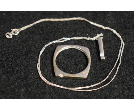 A 9ct white gold diamond bar drop pendant necklace, rounded bar drop inset with a single round brilliant cut diamond, 9ct gol