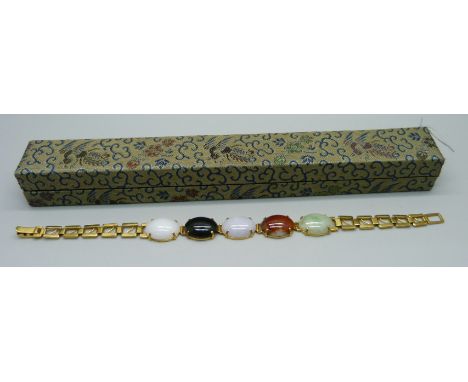 A yellow metal Chinese multi-coloured jade cabochon set bracelet, marked 14k, total weight 15.9g 