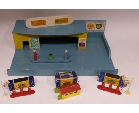 Two Matchbox No. 1 Accessory Packs (Esso pumps and sign), boxed, No. 3 pack garage boxed, two unboxed pumps and oil dispenser