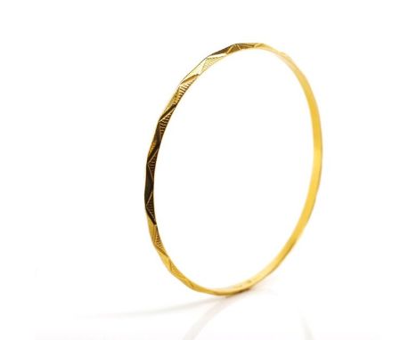 Yellow gold bangle with argyle and fluted type decoration. Marked 22ct. Approx 12.63 grams, inside width 59mm. tests as 21ct
