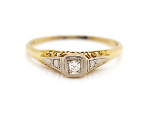 Solitaire diamond and 18ct yellow gold ring with filigree open work shoulders. Circa 1st half of 20th C. Approx weight 1.8 gr