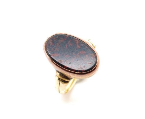 Antique 15ct yellow gold and bloodstone ring marked 15ct. Approx weight 3.85 grams, ring size K