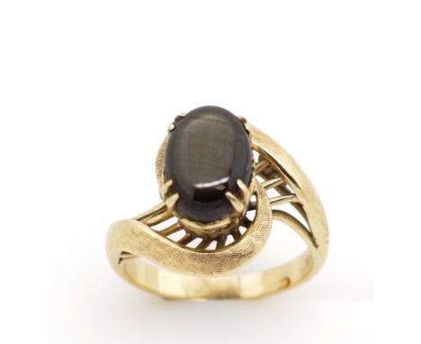 Labradorite and 18ct yellow gold ring marked 18k. Approx weight 4.9 grams, ring size K