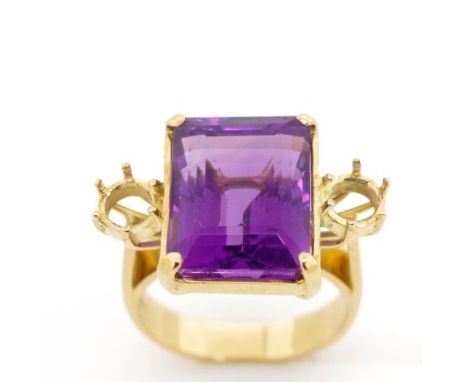 Amethyst set 18ct yellow gold cocktail ring with two empty settings. Marked 18ct. Approx weight 9.5 grams, ring size O