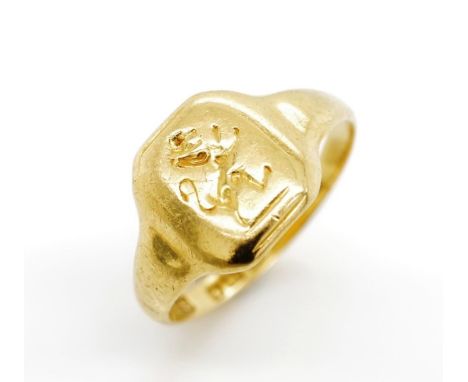 Edwardian 18ct yellow gold signet ring engraved with a rampant lion facing sinister. Marked T&amp;S Chester 1911. Approx weig
