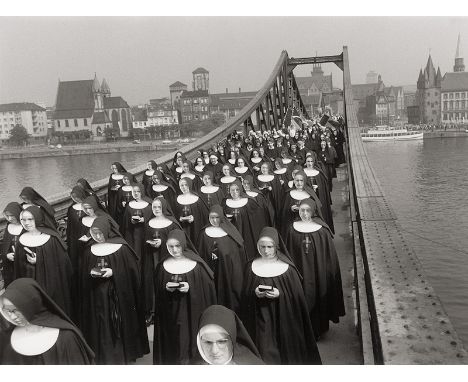 Tüllmann, Abisag -- "Frankfurt". 1964/printed later. Gelatin silver print. 30,3 x 40,5 cm. Signed, titled and dated by the ph