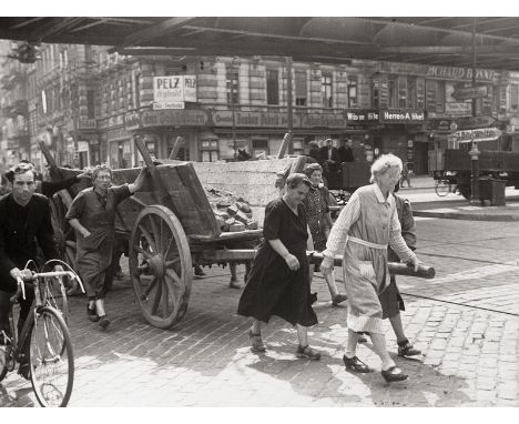 Hensky, Herbert -- Trümmerfrauen in Schönhauser Allee, Berlin. Early 1940s/printed later. Large-format vintage gelatin silver