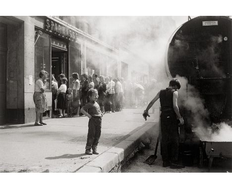 Gäbler, Gerhard -- "Vor der Währungsunion, Leipzig, Juni 1990". 1990/printed later. Archival pigment print on Hahnemühle Bary
