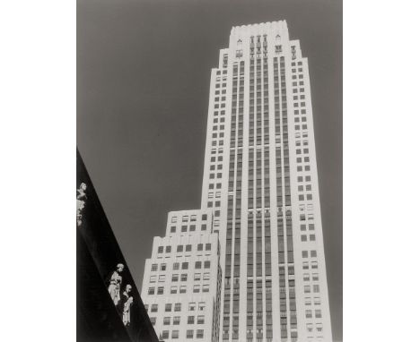 [*] Quigley, Edward W. -- Building, New York. 1932. Vintage gelatin silver print. 34,6 x 27 cm (49,2 x 40,2 cm). Mounted to b