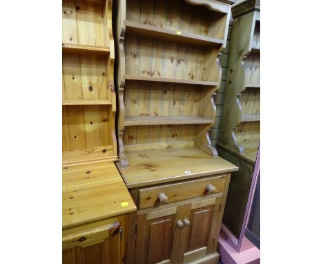 Pine compact dresser