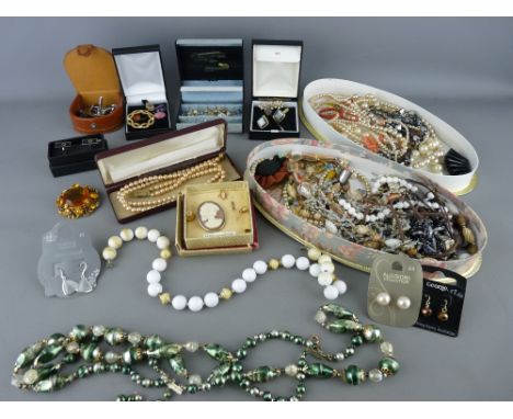 Mixed quantity of costume jewellery, gent's studs and cufflinks, a Police College tie pin etc