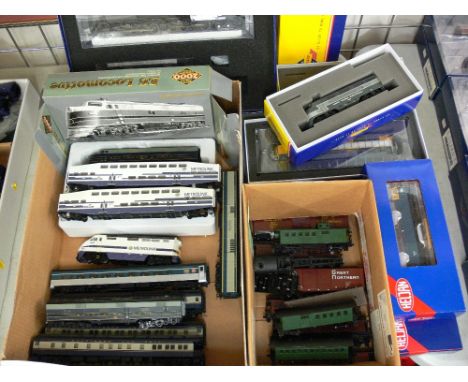 Mixed collection of model railway, engines, carriages and rolling stock including a Union Pacific steam locomotive and tender