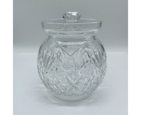This exquisite Waterford Crystal biscuit barrel showcases the timeless elegance of fine Irish craftsmanship. Featuring a lidd