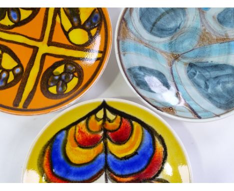 3 Poole Pottery dishes, diameter 20cm
