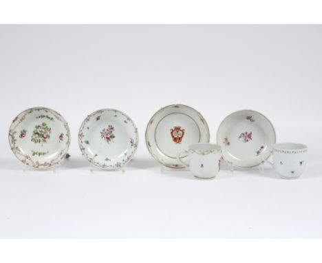 various lot with 18th Cent. porcelain : two Chinese sets of cup and saucer and two small English "New Hall" plates (dd 1790) 