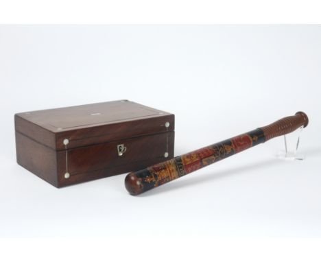 various lot with an antique English box with inlay of mother of pearl and a British baton || Lot van een antiek Engels kistje