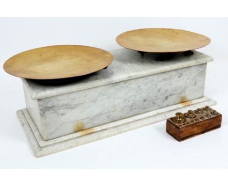 'antique' scales in brass and marble || 'Antieke' weegschaal met twee schalen in geel koper en met basis in witte marmer  -  