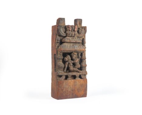 antique Indian architectural element in wood with carved figures || Antiek Indisch architecturaal element in hout met gesculp
