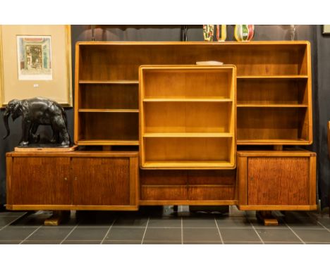 late Art Deco library bookcase in walnut and lemon wood || Late Art Deco-bibliotheek in notelaar en citroenhout met drie deur