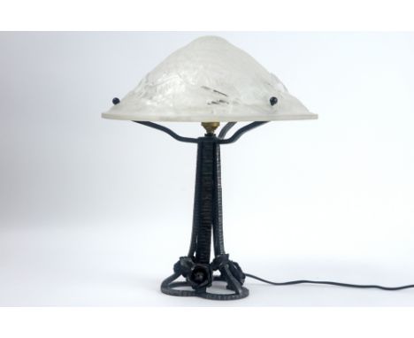 Art Deco lamp in wrought iron and clear glass || Art Deco-lamp met montuur in smeedijzer en met kap in kleurloos, gesatineerd