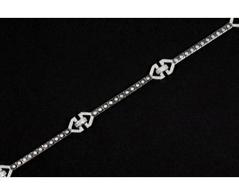 Art Deco style bracelet in white gold (18 carat) with circa 1,70 carat of high quality brilliant cut diamonds || Bracelet met