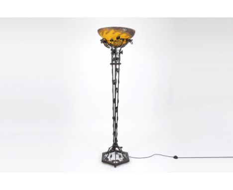 Art Deco floor lamp with a base in wrought iron with plant decor and a bowl in pâte de verre || Staande Art Deco-lamp met sme