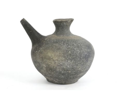Chinese earthenware pitcher || Chinees kruikje met teut in aardewerk  -  hoogte : 16 cm 