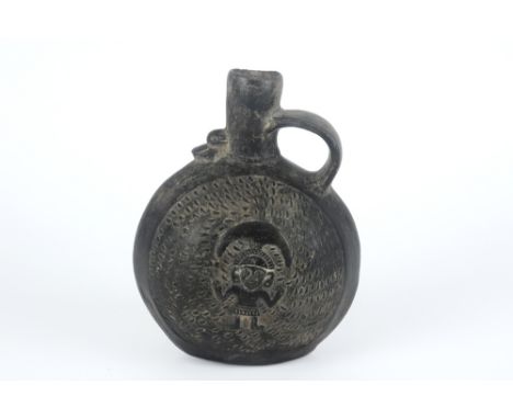 Pre-columbian pitcher in earthenware || Precolumbiaanse kruik in aardewerk met aan de ene zijde een godsfiguur en aan de ande