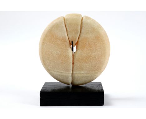rare Neolithic cult disk in alabaster || NEOLITHICUM  -  ca 6000 tot 2000 BC zeldzame cultusschijf in albast  -  diameter : 1